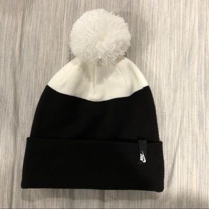 nike women’s sportswear pom beanie
